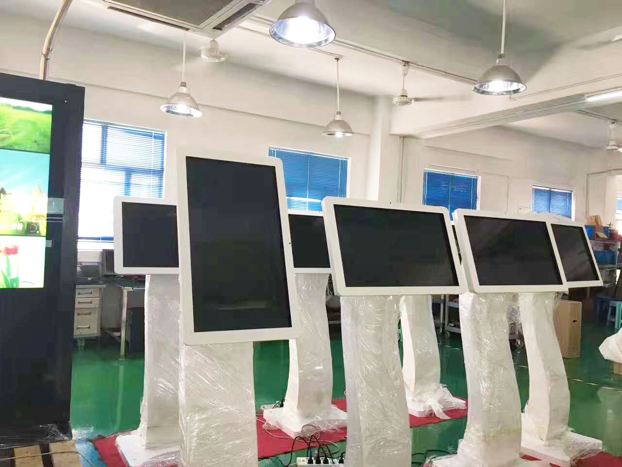 广告机生产实拍